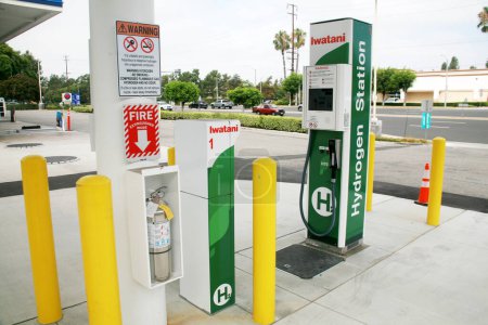 Photo for La Mirada, California, USA - August 15,2023: Hydrogen Gas Station. Hydrogen fuel pump for automobiles running on pollution-free hydrogen-powered fuel cells. Self service hydrogen filling station. - Royalty Free Image