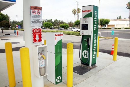 Foto de La Mirada, California, EE.UU. - 15 de agosto de 2023: Gasolinera de hidrógeno. Bomba de combustible de hidrógeno para automóviles que funcionan con pilas de combustible de hidrógeno sin contaminación. Estación de servicio de hidrógeno. - Imagen libre de derechos