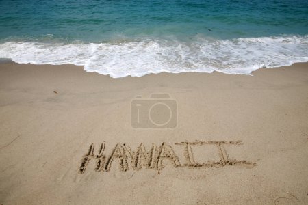 Foto de El nombre HAWAII escrito en la arena en la playa de Hawaii. - Imagen libre de derechos