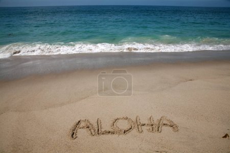 Das Wort ALOHA im Sand am Strand von Hawaii.