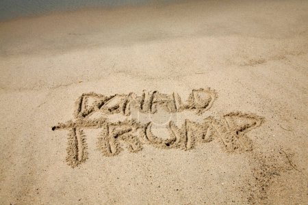 Téléchargez les photos : Washington DC. - États-Unis - 18 août 2023 : Donald Trump. Le nom Donald Trump écrit dans le sable avec l'océan Pacifique. Le nom du président Donald Trump écrit dans le sable. Président Trump. - en image libre de droit