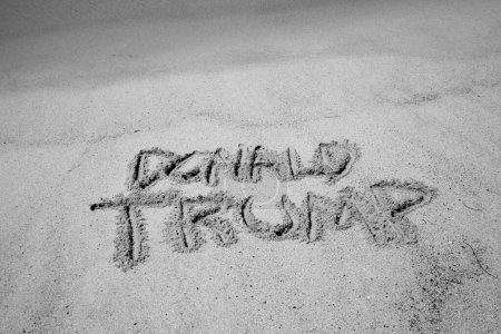 Foto de Washington DC. - Estados Unidos - 18 de agosto de 2023: Donald Trump. El nombre Donald Trump escrito en la arena con el Océano Pacífico. El nombre del presidente Donald Trump escrito en la arena. Presidente Trump. - Imagen libre de derechos