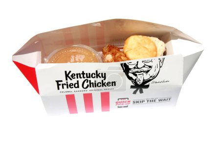 Téléchargez les photos : Lake Forest, CA, États-Unis - 30 juin 2020 : Poulet frit du Kentucky pour accompagner le poulet frit, la salade de chou et le biscuit au babeurre. Isolé sur blanc. - en image libre de droit