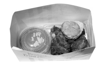 Foto de Lake Forest, CA, EE.UU. - 30 de junio de 2020: Kentucky Fried Chicken to go meal with Fried Chicken, Coleslaw, and Buttermilk Biscuit. Aislado sobre blanco. - Imagen libre de derechos