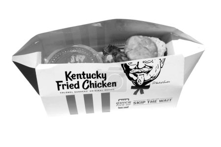 Foto de Lake Forest, CA, EE.UU. - 30 de junio de 2020: Kentucky Fried Chicken to go meal with Fried Chicken, Coleslaw, and Buttermilk Biscuit. Aislado sobre blanco. - Imagen libre de derechos