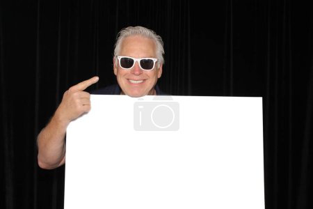 Téléchargez les photos : Homme souriant avec cadre blanc blanc - en image libre de droit