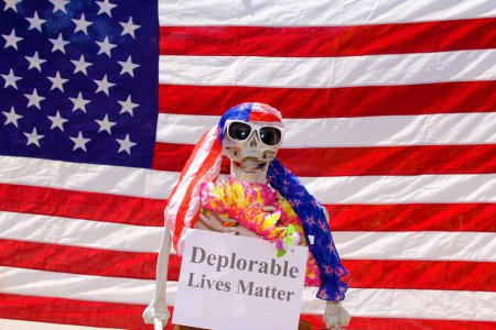Foto de Esqueleto humano sosteniendo el letrero de Vidas Despreciables Importan en una cabina de fotos - Imagen libre de derechos