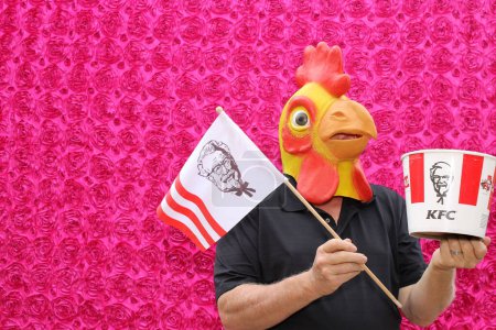 Téléchargez les photos : Lake Forest, Californie - États-Unis - 16 janvier 2016 : Une personne porte une tête de poulet et pose dans une cabine photo avec un seau de poulet Kentucky Friend pendant qu'elle se fait photographier. Photo Booth amusant. - en image libre de droit