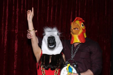 Foto de Dos personas usan máscaras de cabeza de animal y posan para fotos mientras están en una cabina de fotos - Imagen libre de derechos