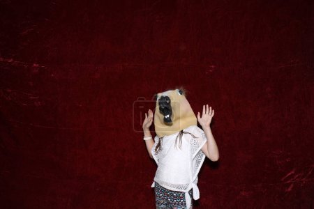 Téléchargez les photos : Personne non identifiable porter un masque de tête de cheval et posant dans une cabine photo. - en image libre de droit