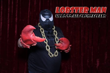 Foto de Cabina de fotos. Lobster Man, Hero to All Coruscations. Un hombre posa en una cabina de fotos como LOBSTER MAN. - Imagen libre de derechos