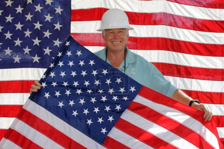 Foto de Feliz trabajador sosteniendo la bandera de los Estados Unidos. Concepto del Día de la Independencia. - Imagen libre de derechos