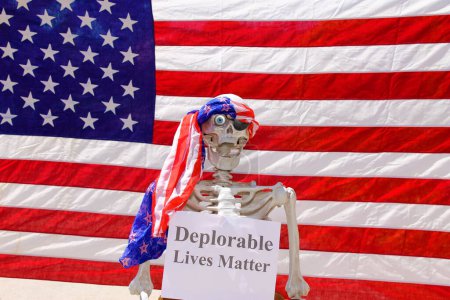 Téléchargez les photos : Squelette humain tenant des vies déplorables signe Matter dans un photomaton - en image libre de droit