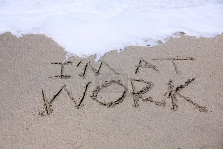Téléchargez les photos : Les mots que je suis au travail écrit dans le sable à la plage. - en image libre de droit