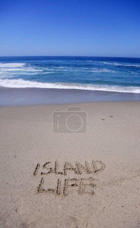 Foto de Maui, Hawaii con las palabras Island Life mano escrita en la arena mojada. - Imagen libre de derechos