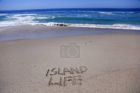 Foto de Maui, Hawaii con las palabras Island Life mano escrita en la arena mojada. - Imagen libre de derechos
