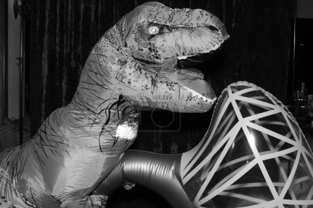 Téléchargez les photos : Homme en costume de dinosaure posant dans un photomaton. - en image libre de droit