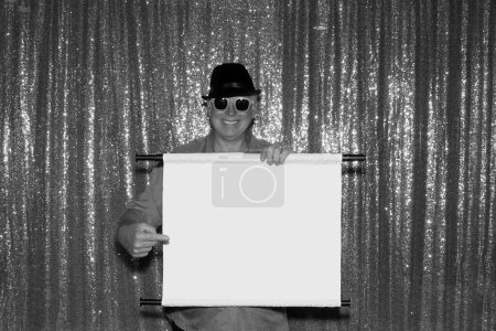 Téléchargez les photos : Photo noir et blanc de l'homme souriant avec cadre blanc vierge - en image libre de droit