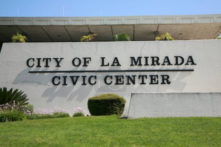 Téléchargez les photos : La Mirada, Californie - États-Unis - 13 septembre 2023 : City of La Mirada Civic Center. Centre d'Activités La Mirada. Civic Center Plaza. La ville de La Mirada a été constituée en société le 23 mars 1960. Centre civique. - en image libre de droit