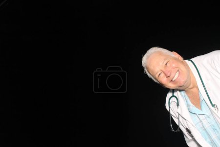 Foto de Un Doctor sonríe y posa mientras espera a que sus fotos sean tomadas mientras disfruta de una cabina de fotos en una Convención Médica. - Imagen libre de derechos