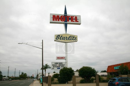 Téléchargez les photos : Stanton, Californie - États-Unis - 17 septembre 2023 : Starlite Motel. Motel près de Knott's Berry Farm. Près des temps médiévaux. Les clients du Starlite Motel peuvent se connecter gratuitement au Wi-Fi et au parking. - en image libre de droit