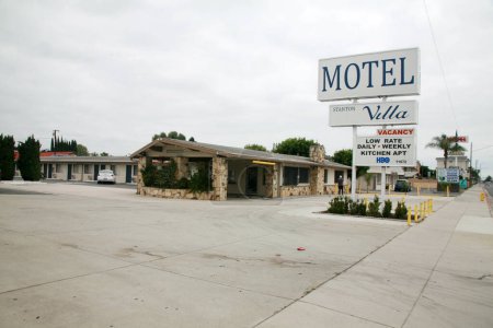 Foto de Stanton, California - Estados Unidos - 17 de septiembre de 2023: Stanton Villa Motel. Alquiler semanal, Alquileres nocturnos, Extended Stay, HBO, Wi-Fi gratuito. Motel Stanton Villa. Antiguo cartel del motel en Stanton, California. - Imagen libre de derechos