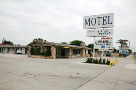 Foto de Stanton, California - Estados Unidos - 17 de septiembre de 2023: Stanton Villa Motel. Alquiler semanal, Alquileres nocturnos, Extended Stay, HBO, Wi-Fi gratuito. Motel Stanton Villa. Antiguo cartel del motel en Stanton, California. - Imagen libre de derechos