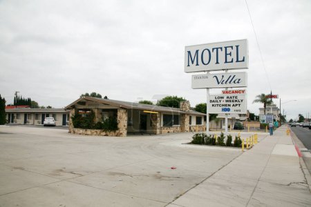 Téléchargez les photos : Stanton, Californie - États-Unis - 17 septembre 2023 : Stanton Villa Motel. Location à la semaine, location à la nuit, séjour prolongé, HBO, connexion Wi-Fi gratuite. Motel Stanton Villa. Ancien panneau de motel en Alameda, Californie. - en image libre de droit