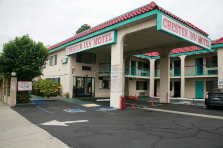 Foto de Stanton, California - Estados Unidos - 17 de septiembre de 2023: CHESTER INN MOTEL. Este motel Stanton se encuentra a 9,6 km de Disneyland y ofrece conexión Wi-Fi gratuita y aparcamiento. TV por cable y nevera pequeña están en todas las habitaciones - Imagen libre de derechos