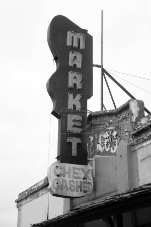 Foto de Stanton, California - Estados Unidos - 17 de septiembre de 2023: Los restos del fabuloso mercado de Bauman. Esta tienda general de estilo del Viejo Oeste, que fue el Ayuntamiento de Stanton cuando fue construido en 1912. Edificio vacante. - Imagen libre de derechos