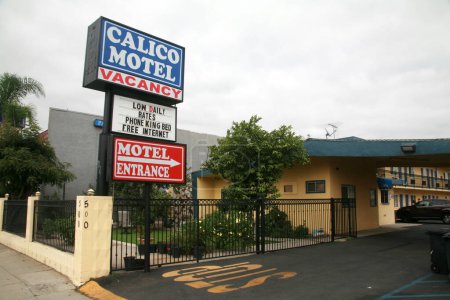 Foto de Stanton, California - Estados Unidos - 17 de septiembre de 2023: Calico Motel. El Calico Motel se encuentra en Anaheim, a 5 minutos en coche de Knott 's Berry Farm y Medieval Times. 18 habitaciones con aire acondicionado, reproductor de DVD y TV LCD. - Imagen libre de derechos