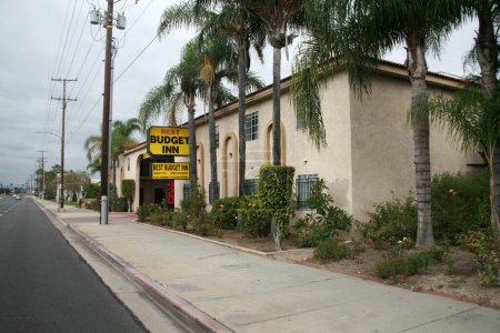 Foto de Anaheim, California - Estados Unidos - 17 de septiembre de 2023: Best Budget Inn. Este motel de Anaheim se encuentra a 5,6 km de Disneyland y ofrece habitaciones con conexión Wi-Fi gratuita. Cuenta con recepción 24 horas. Aparcamiento gratuito - Imagen libre de derechos