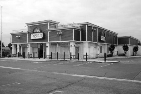 Téléchargez les photos : Buena Park, Californie - États-Unis - 17 septembre 2023 : Farrell's Ice Cream Parlor. Bâtiment fermé et abandonné. Farrell's Ice Cream Corporation a fermé ses portes en 2019. Farrell's Ice Cream and Restaurant - en image libre de droit