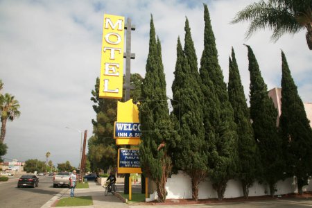 Foto de Stanton, California - Estados Unidos - 17 de septiembre de 2023: Motel. Motel en Stanton California. Los moteles están equipados con un armario. Incluye baño privado con bañera, artículos de aseo, TV y aire acondicionado.. - Imagen libre de derechos