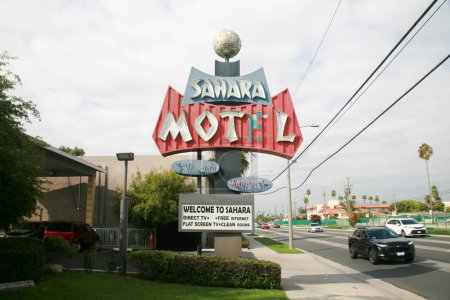 Foto de Anaheim, California - Estados Unidos - 17 de septiembre de 2023: Sahara Motel Anaheim. El Sahara Motel Anaheim está convenientemente situado a solo 10 minutos en coche del famoso parque temático Disneyland.. - Imagen libre de derechos