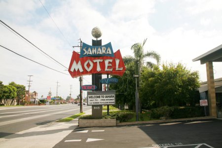 Foto de Anaheim, California - Estados Unidos - 17 de septiembre de 2023: Sahara Motel Anaheim. El Sahara Motel Anaheim está convenientemente situado a solo 10 minutos en coche del famoso parque temático Disneyland.. - Imagen libre de derechos