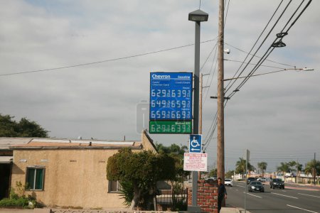 Foto de Stanton, California - Estados Unidos - Septiembre 17-2023: Septiembre 2023 Precios de la gasolina. Signo de precios Chevron Gasolinera. Los precios de la gasolina están ahora entre $6. 29 - $6.69 por galón. - Imagen libre de derechos