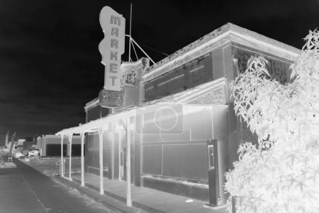 Téléchargez les photos : Stanton, Californie - États-Unis - 17 septembre 2023 : Les restes du Fabuleux Marché de Bauman. Ce magasin général de style Old West, qui était l'hôtel de ville de Stanton quand il a été construit en 1912. Bâtiment vacant. - en image libre de droit