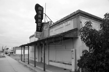 Téléchargez les photos : Stanton, Californie - États-Unis - 17 septembre 2023 : Les restes du Fabuleux Marché de Bauman. Ce magasin général de style Old West, qui était l'hôtel de ville de Stanton quand il a été construit en 1912. Bâtiment vacant. - en image libre de droit