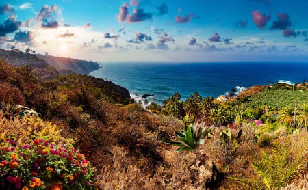 Szenische Landschaft bei Sonnenuntergang. Berge und Klippen auf den Kanarischen Inseln. Tenerife.Puerto de la cruz. Schöner Strand und Meer in Spanien. Palme und Landschaft.