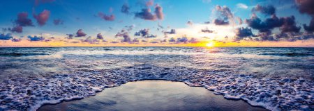 Téléchargez les photos : Coucher de soleil sur la plage. Coucher de soleil fantaisie et panorama sur la plage. - en image libre de droit