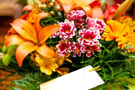 Téléchargez les photos : Fond coloré de variété de fleurs avec carte cadeau. Bouquet de fleurs. - en image libre de droit