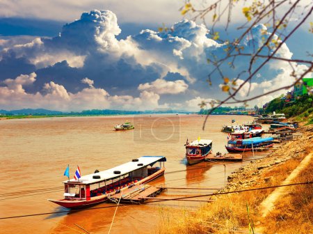 Foto de Hermoso amanecer en el río Mekong con barcos, frontera Tailandia-Laos, Tailandia.Estatua de Buda gigante de oro en el río Mekong. - Imagen libre de derechos