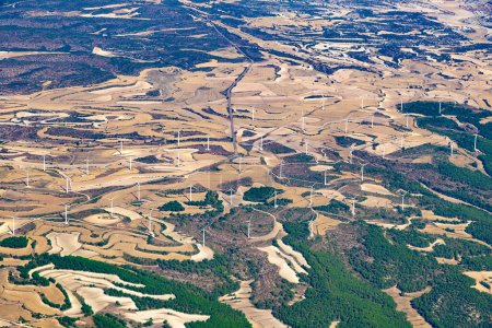 Foto de Vista aérea del parque eólico en el campo.Turbinas eólicas desde arriba. - Imagen libre de derechos