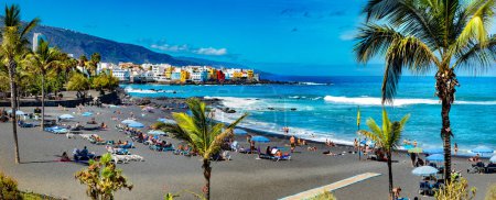 Foto de Panorama del atardecer Puerto de la cruz costa del pueblo en Tenerife. Monumento y turismo en Canarias. España playas. - Imagen libre de derechos