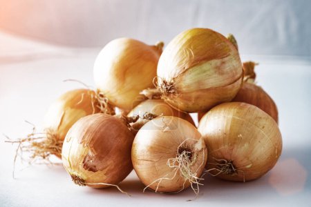 Photo for Brown onions isolated on white background.Fresh Raw Bulb Onions.Brown onions and slices on wooden cutting board.Healthy food background - Royalty Free Image