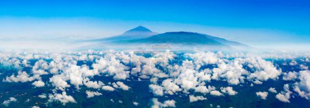 Téléchargez les photos : Vue aérienne du ciel sur les montagnes et le sommet du volcan Teide depuis la fenêtre d'un avion.Canaries, Tenerife, Espagne.Espagne.Paysage urbain au-dessus des nuages - en image libre de droit