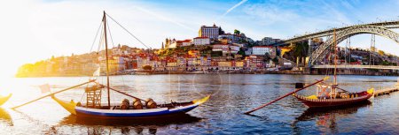 Téléchargez les photos : Porto et Ribeira sur la rivière Douro de Vila Nova de Gaia, Portugal.Vue panoramique sur le Vieux Porto
. - en image libre de droit