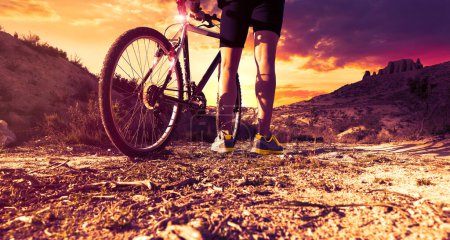 Foto de Puesta de sol de ensueño y vida saludable.Campos de otoño y bicicleta.. - Imagen libre de derechos