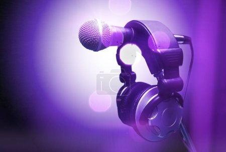 Téléchargez les photos : Micro et écouteurs. Concept audio et enregistrement studio. Design musical en tons violets. - en image libre de droit